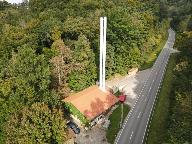 Luftaufnahme eines Heizhauses der MW Biomasse AG am Waldrand